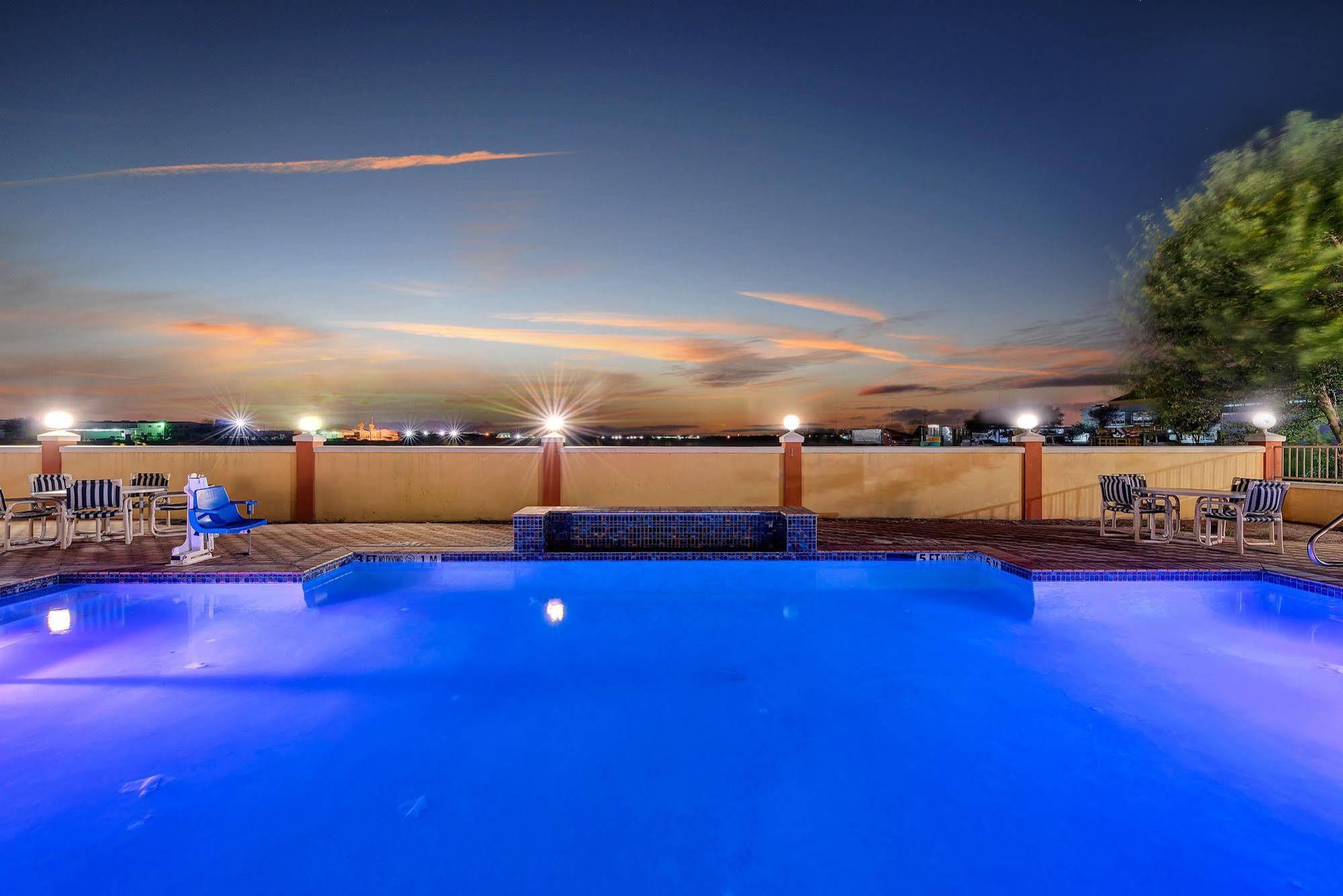 Super 8 By Wyndham Hidalgo At La Plaza Mall & Mcallen Airport Ngoại thất bức ảnh